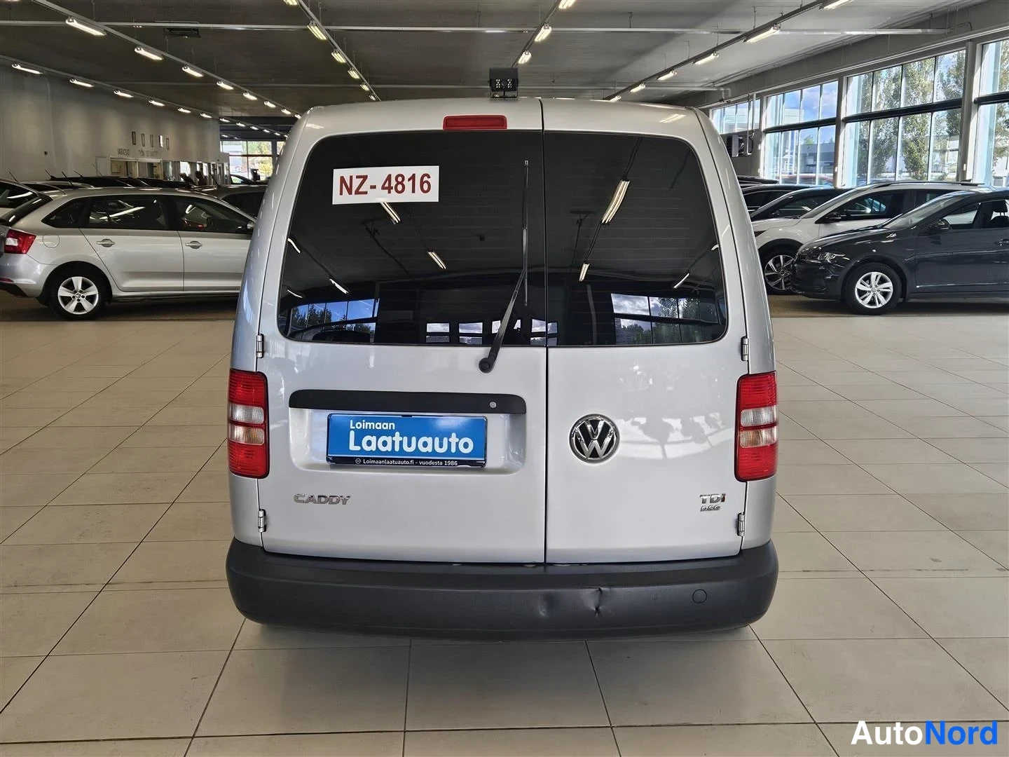 Takaa: Auton suora takanäkymä: kaksi takaluukkua, VW-merkki, CADDY-teksti, TDI-tarra, punaiset takavalot, rekisterikilven paikalla Loimaan Laatuauto -kyltti.