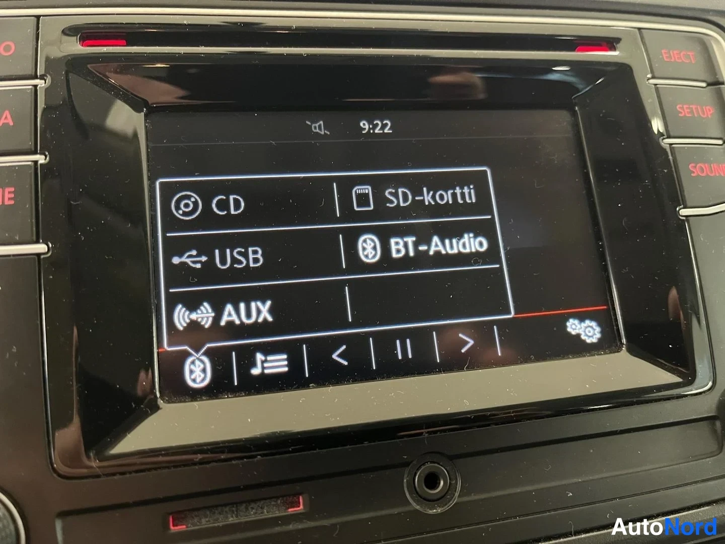 Muu: Audiosysteemin näyttö valikossa, jossa valinnat CD, SD-kortti, USB, BT-Audio ja AUX.