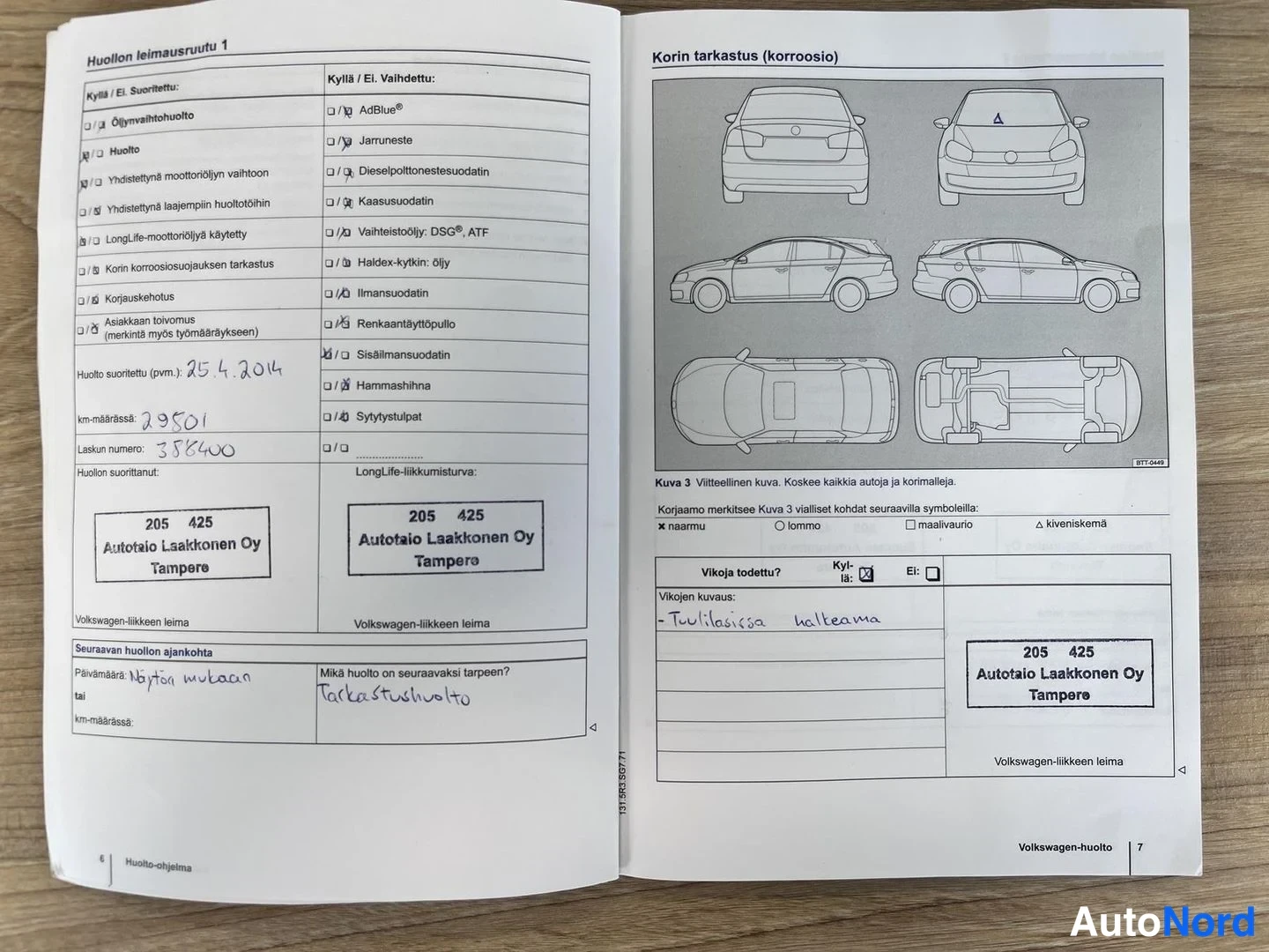 Asiakirja: Audiitti- tai huoltokirjan avoin sivu. Oikealla puolella on diagrammi auton korin tarkastamisesta. Vasemmanpuoleisella palstalla ovat ruudukko ja kenttiä täytet