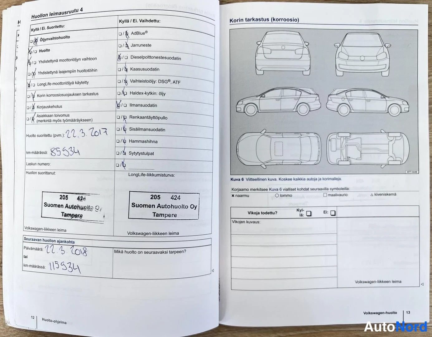 Asiakirja: Sivut 12 ja 13 huoltokirjassa. Oikealla puolella on autosta tehtyjen tarkastusten taulukko ja kartta. Vasemmalla on huoltolomake, jossa on merkitty tapahtumia.