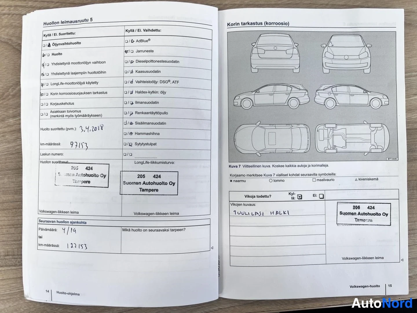Muu: Auki avattu Volkswagenin huoltokirja: huollon leimausruutu 5, jonka leimasimet näyttävät Suomen Autohuolto Oy Tampere -leimat ja käsinkirjoitetut km-lukemat 971