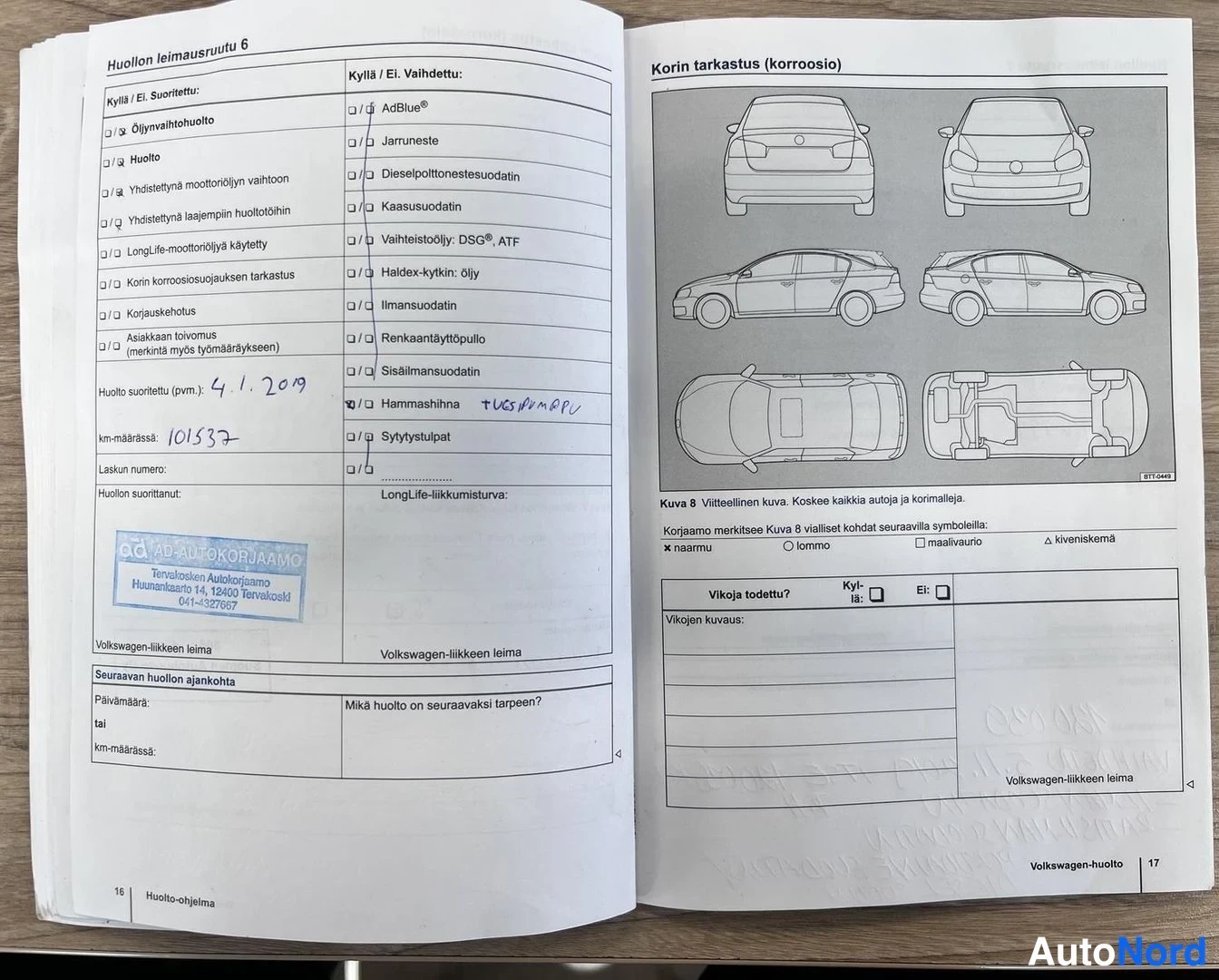 Muu: Auki avattu Volkswagenin huoltokirja: huollon leimausruutu 6, sinisellä käsinkirjoitettu huoltopvm 4.1.2019 ja km-määrä 101532, leimana Terävätontun Autokorjaam