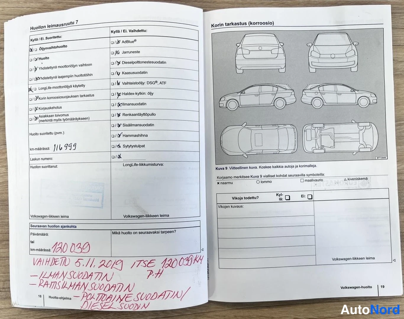 Muu: Auki avattu Volkswagenin huoltokirja: huollon leimausruutu 7, käsinkirjoitettu km-määrä 116999 ja punainen käsinkirjoitus huolloista, joissa ilmansuodatin, ratt