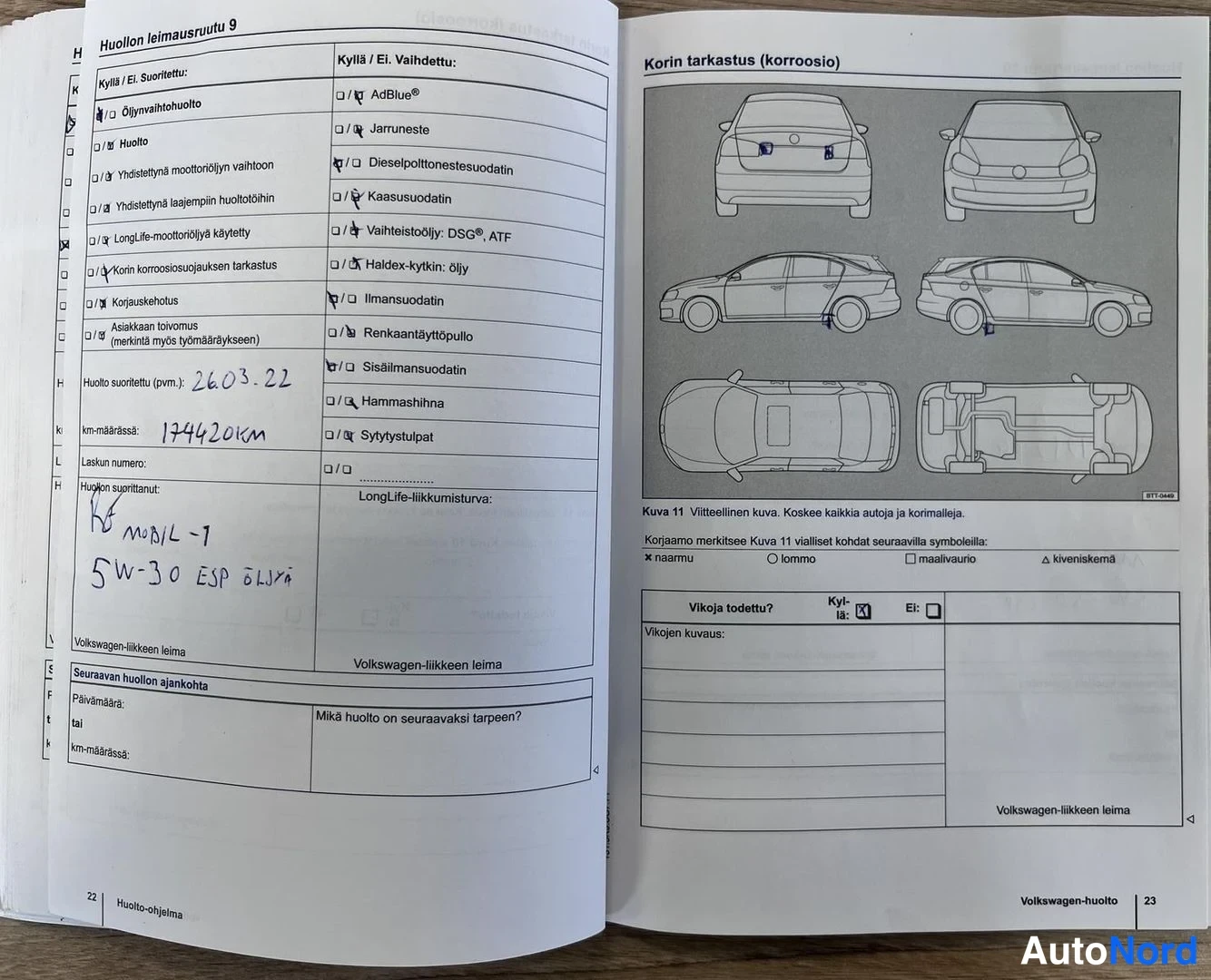 Muu: Volkswagen-huoltokirjan avattu sivu 22–23, huollon leimausruutu 9, käsin täydennetyillä tiedoilla ja korin tarkastuksen viitteellinen kuva.