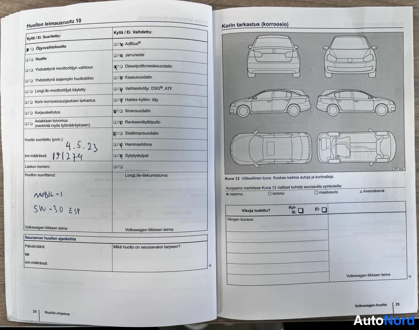 Muu: Volkswagen-huoltokirjan avattu sivu 24–25, huollon leimausruutu 10, käsin täydennetyillä tiedoilla ja korin tarkastuksen viitteellinen kuva.