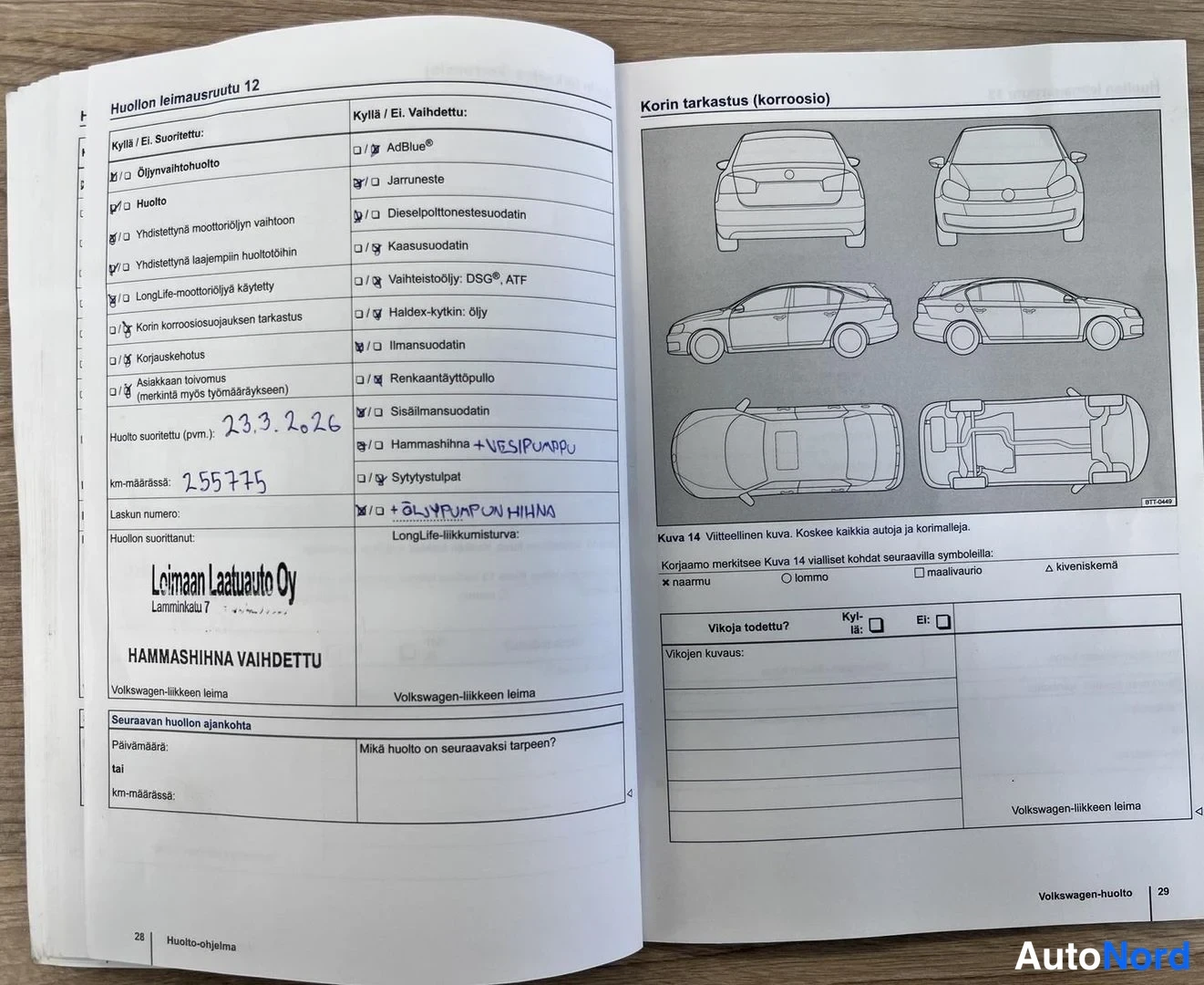 Muu: Volkswagen-huoltokirjan avattu sivu 28–29, huollon leimausruutu 12, käsin täydennetyillä tiedoilla (mm. hammashihnan vaihto) ja korin tarkastuksen viitteellinen