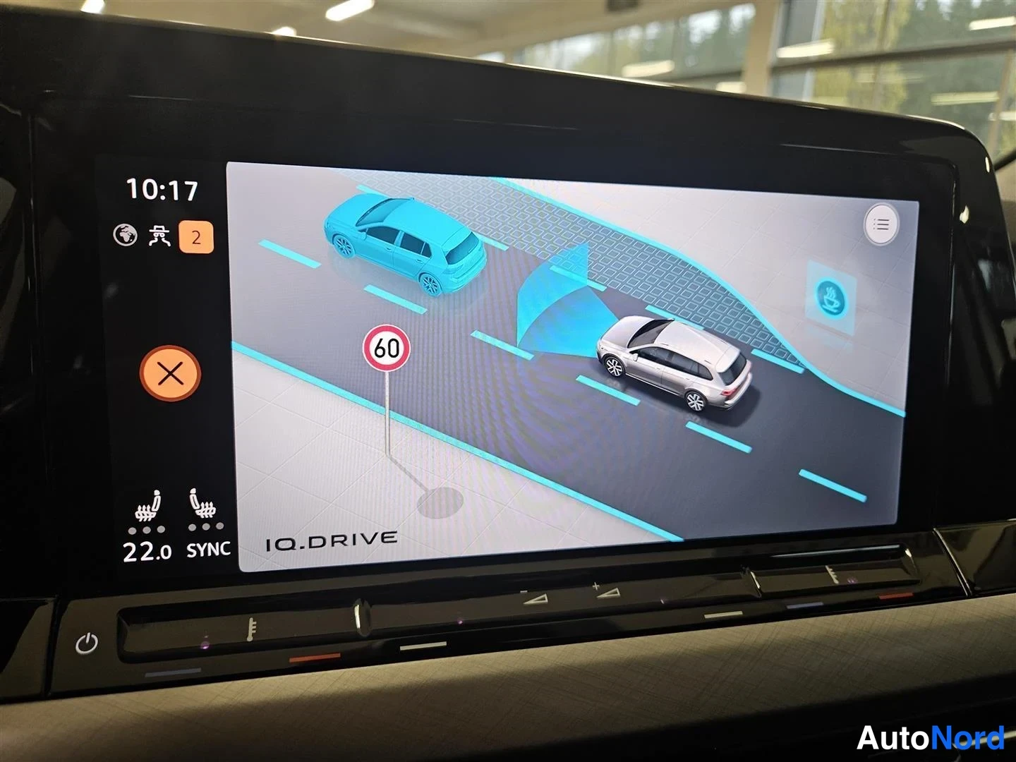 Muu: Auton infotainment-näyttö esittää IQ.DRIVE-kuljettaja-apujärjestelmän tilaa autoilua ja liikennemerkkiä 60 simuloivalla grafiikalla.
