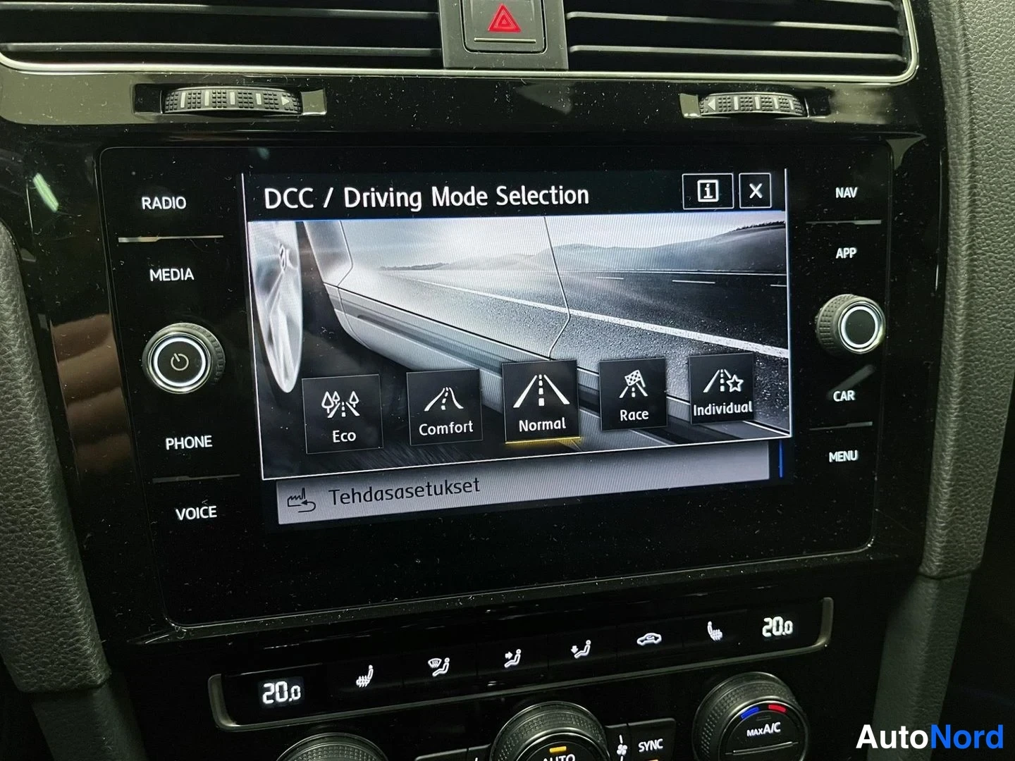 Muu: Kojelaudan infotainment-näyttö näyttää DCC / Driving Mode Selection -valikon ajotiloilla Eco, Comfort, Normal, Race ja Individual, alareunassa Tehdasasetukset;