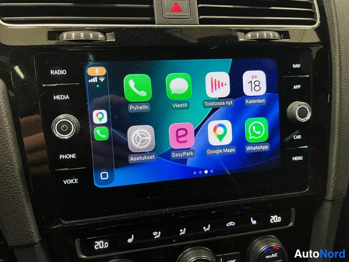 Muu: Kojelaudan infotainment-näyttö näyttää Apple CarPlay -aloitusruudun sovelluksilla Puhelin, Viestit, Toistossa nyt, Kalenteri, Asetukset, EasyPark, Google Maps j