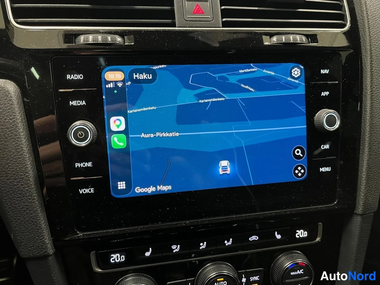 Muu: Kojelaudan infotainment-näyttö näyttää Google Maps -navigaation 2D-kartalla alueella Aura-Pirkkatie, ylhäällä Hakupalkki.