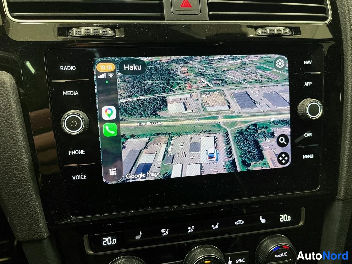 Muu: Kojelaudan infotainment-näyttö näyttää Google Maps -navigaation satelliittinäkymällä alueella Aura-Pirkkatie.