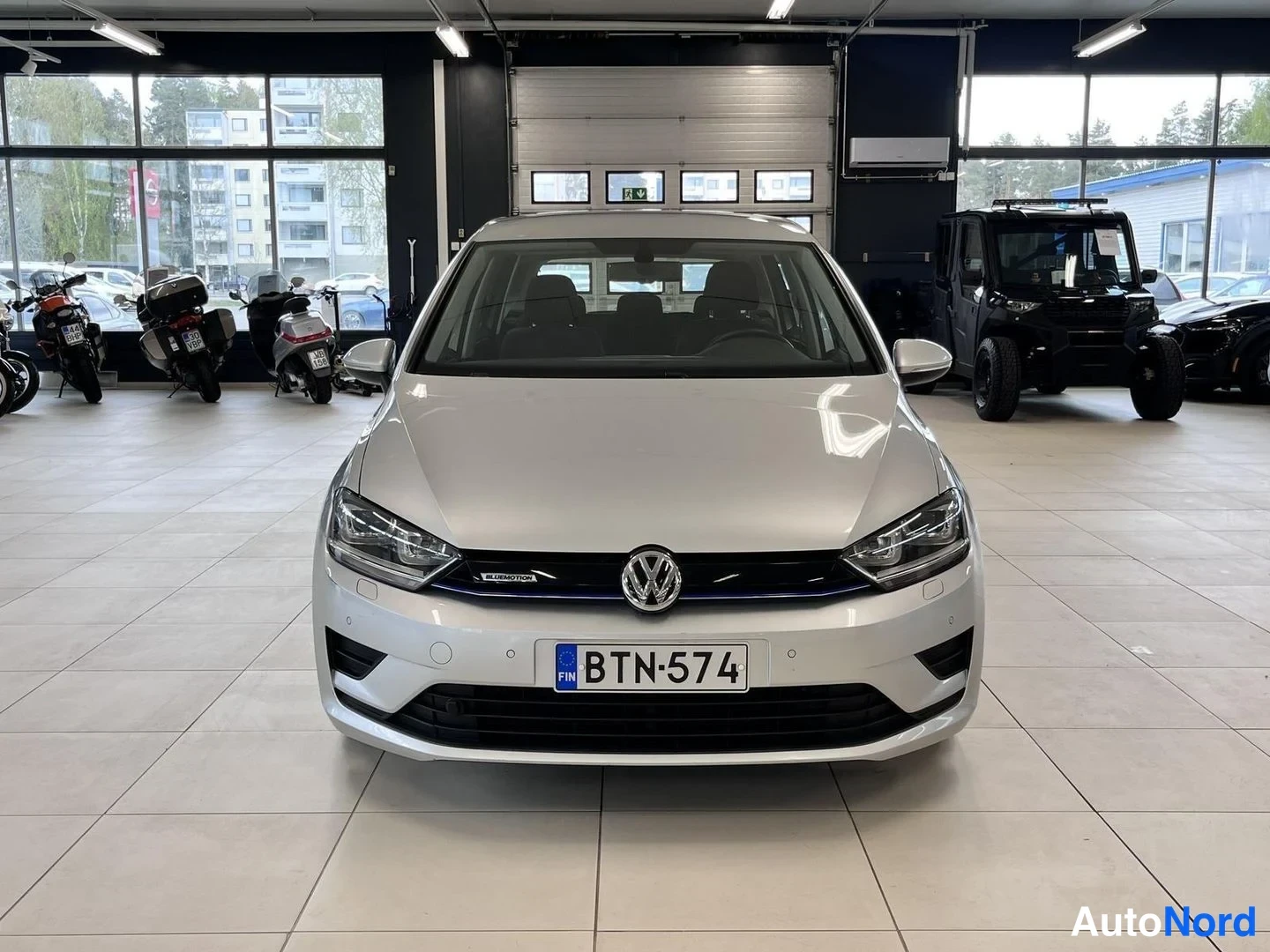 Edestä: Volkswagen Golf Sportsvanin etunäkymä, rekisterikilpi.