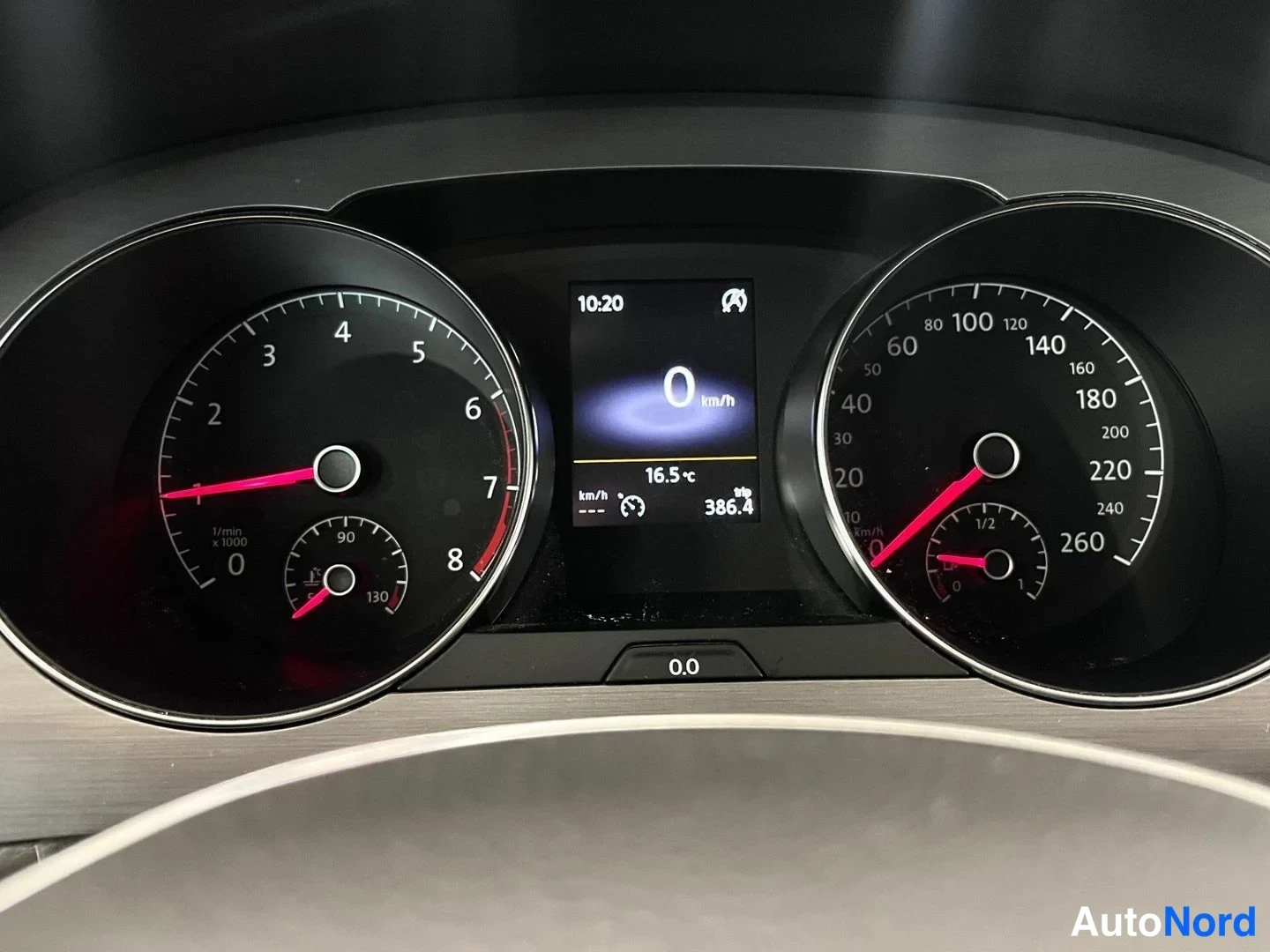 Muu: Kojelautan mittaristo lähikuvassa: kierroslukumittari asteikolla 0–8, nopeusmittari asteikolla 0–260 km/h, näytöllä 0 km/h, 16,5 °C ja luku 386.4.