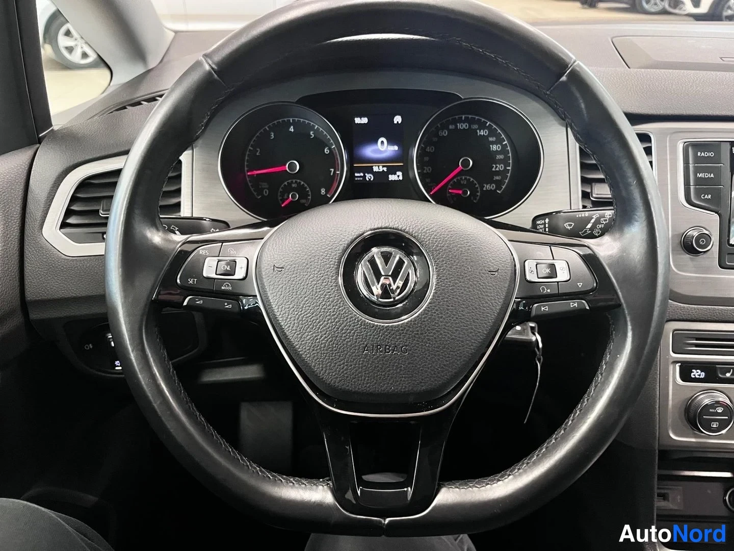 Muu: Ohjauspyörä ja mittaristö: nopeusmittari ja kierrosmittari näkyvät Volkswagen-merkillä varustetun ohjauspyörän takana, keskellä infonäyttö, oikealla radio- ja m