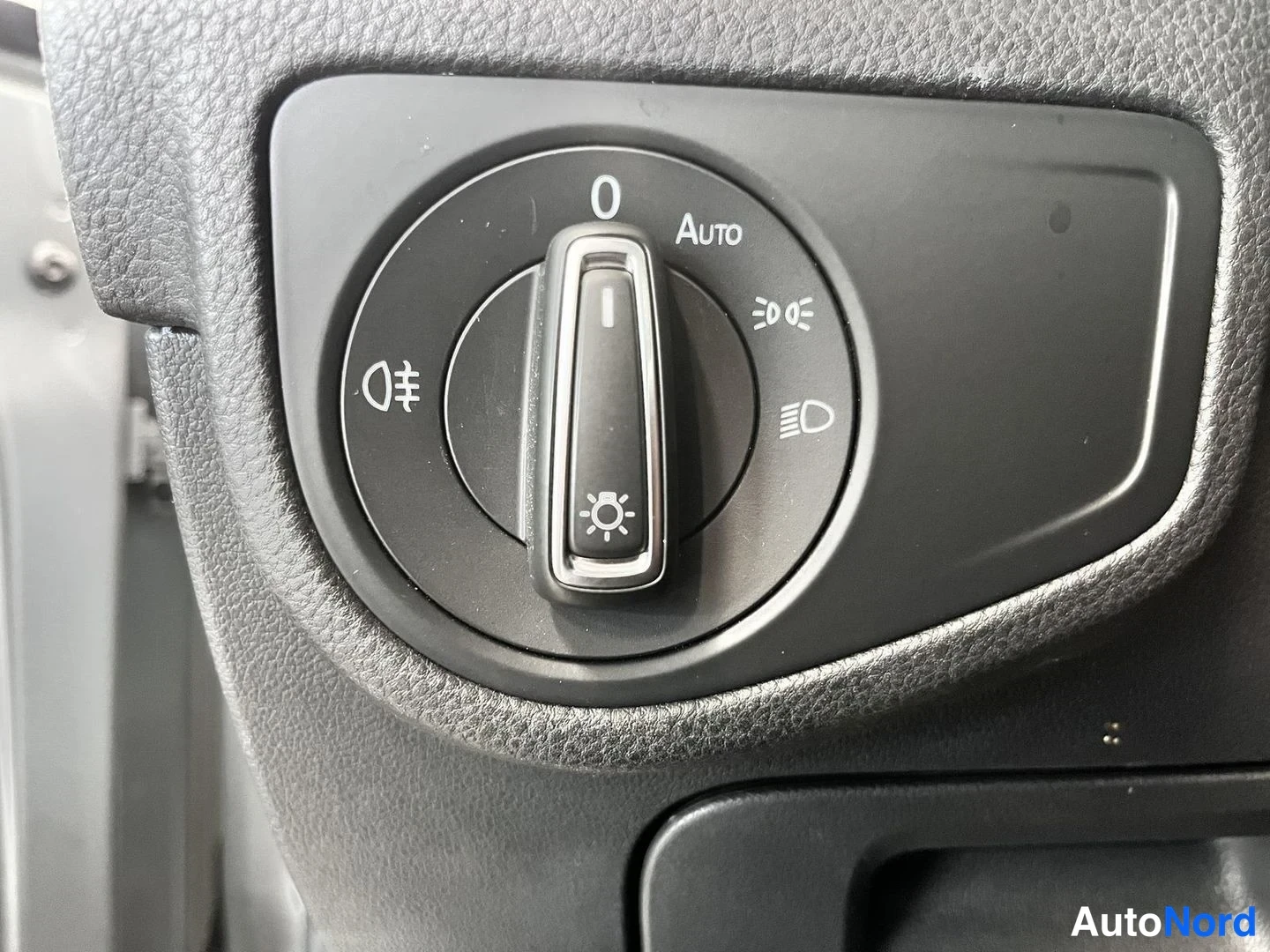 Muu: Valokytkin lähikuvassa asennossa 0, valitsinmerkeillä Auto, sumuvalot, lyhyet ja pitkät valot.