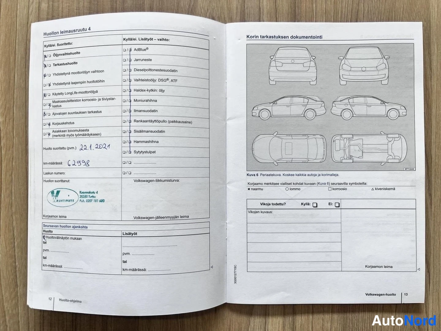 Muu: Avattu Volkswagenin huolto-ohjekirja, huollon leimausruutu päiväyksellä 22.1.2021 ja km-määrällä 62998.
