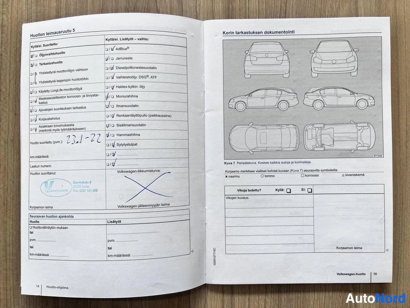 Asiakirja: Volkswagen-huolto-ohjelman sivut 14–15: huoleon leimausruutu 5 ja korin tarkastuksen dokumentointi.