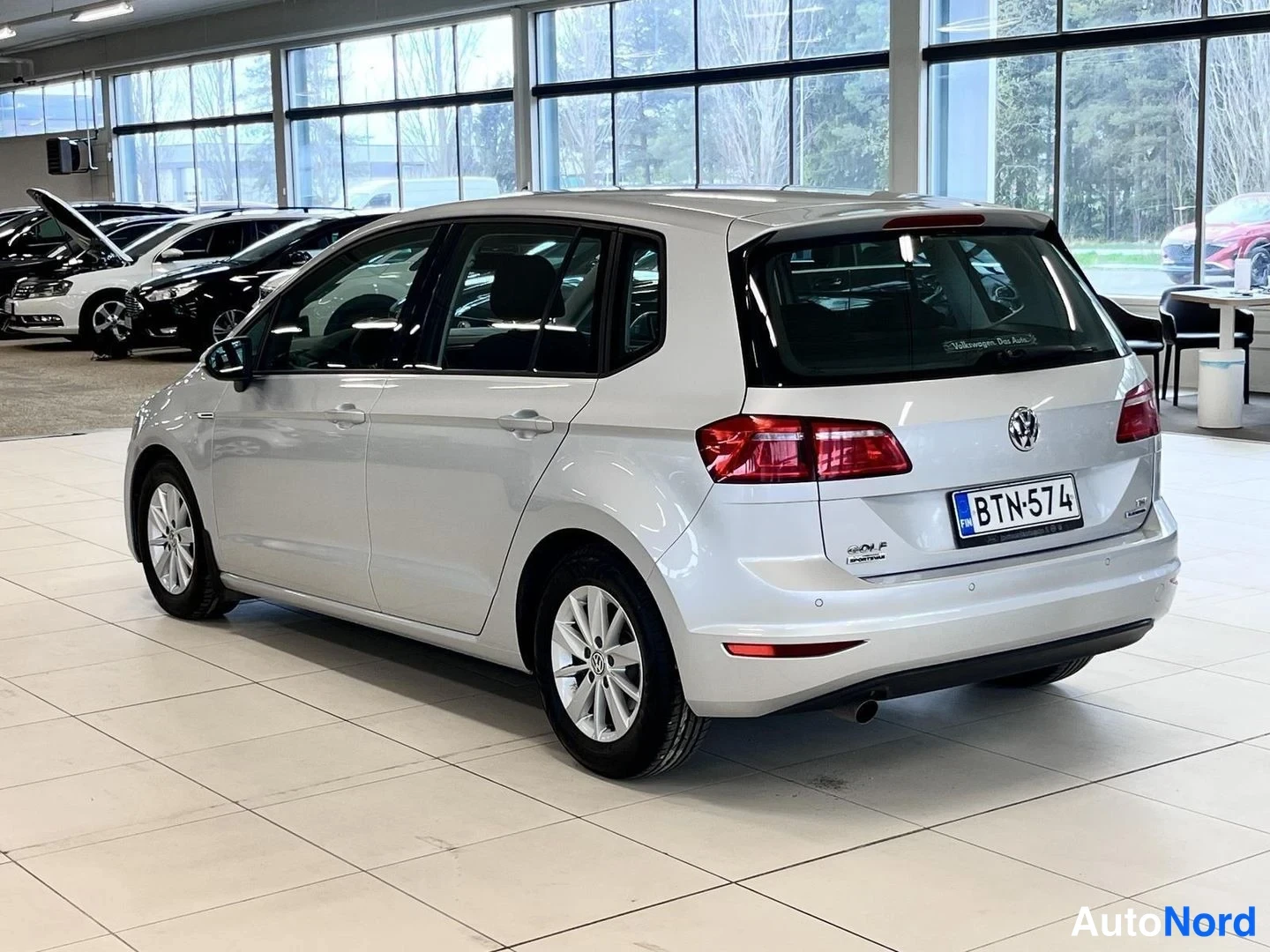 Takaviisto: Hopeanvärinen Volkswagen Golf Sportsvan takaviistosta vasemmalta, rekisterikilpi.
