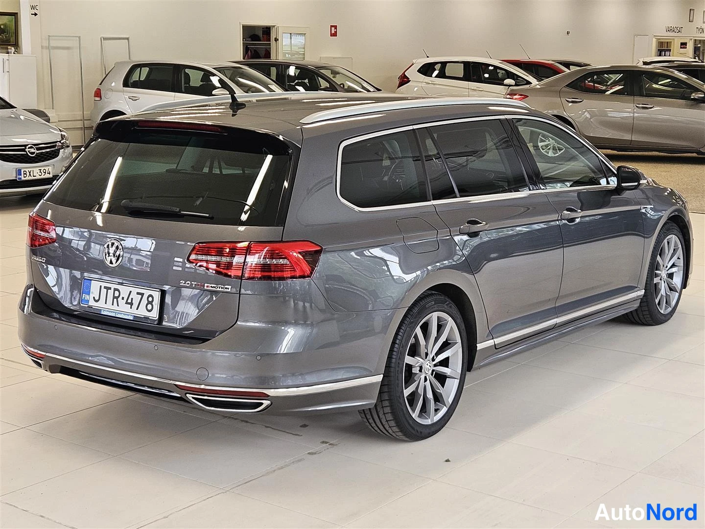 Takaviisto: Volkswagen Passat Variant -farmari takaosalta vasemmasta kulmasta, rekisteritunnus, autonäyttelytilassa.