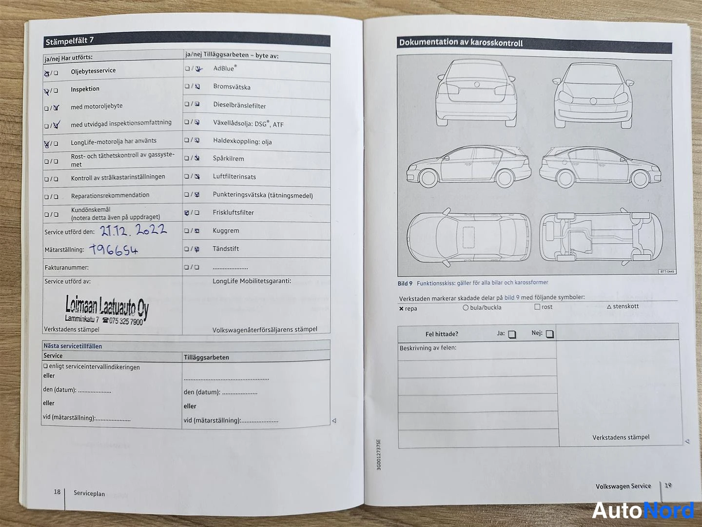Asiakirja: Avattu Volkswagenin huoltopassissa lehti 18–19: leimakenttä 7, huolto merkitty 21.12.2022, mittalukema 796654, Leimaaan Laatuauto Oy -leima.