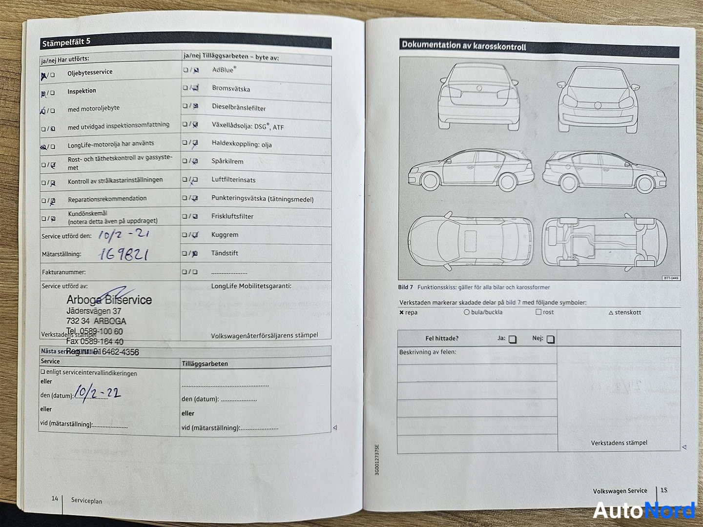 Asiakirja: Avattu Volkswagenin huoltopassissa lehti 14–15: leimakenttä 5, huolto merkitty 10.2.21, mittalukema 169821, Arboga Bilservice -leima.
