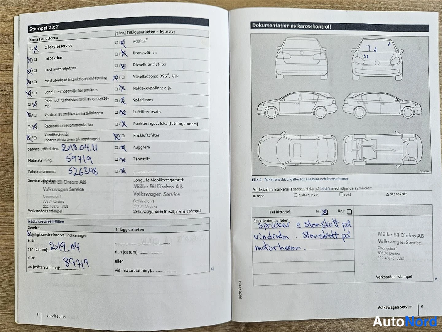 Muu: Avattu Volkswagen-huolto-ohjelma, sivut 8–9: leimattu huolto-merkintä (Stämpelfält 2, huolto 2018-04-11, matkamittari 59719) ja koritarkastusmerkintä käsinkirjo