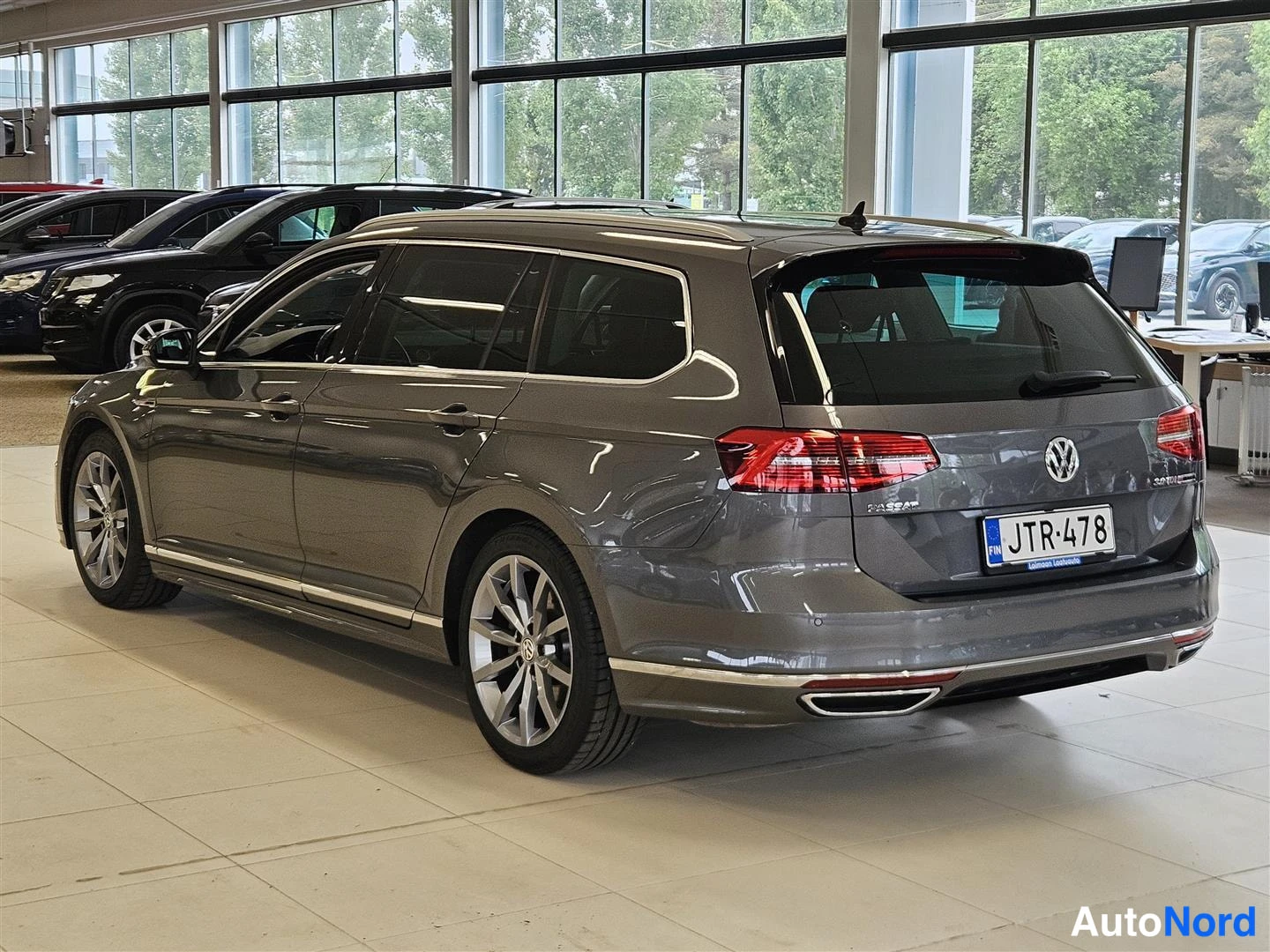 Takaviisto: Volkswagen Passat Variant -farmari takaosalta oikeasta kulmasta, rekisteritunnus, autonäyttelytilassa.