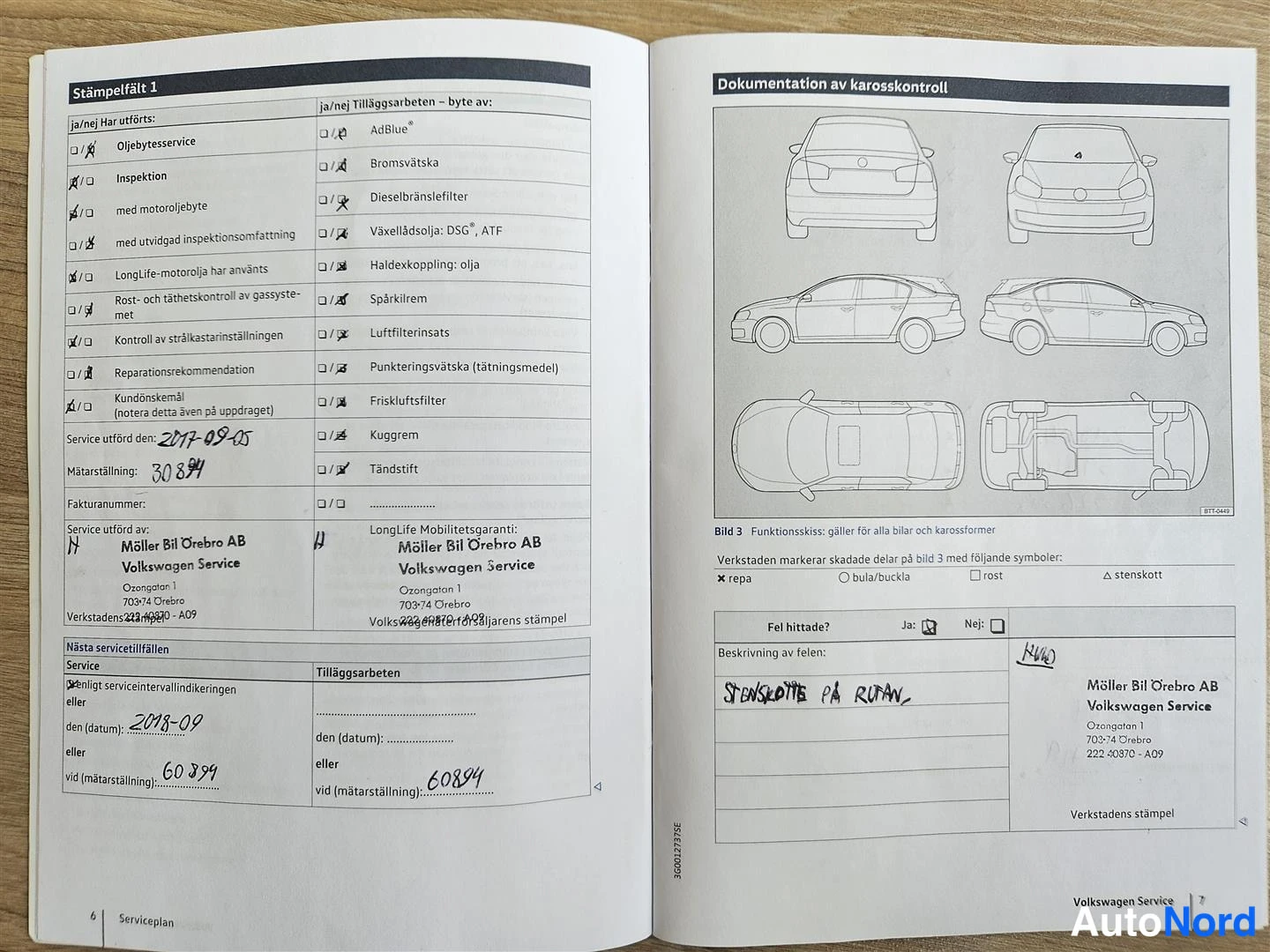 Muu: Avattu Volkswagen-huolto-ohjelma, sivut 6–7: leimattu huolto-merkintä (Stämpelfält 1, huolto 2017-09-05, matkamittari 30894) ja koritarkastusmerkintä käsinkirjo