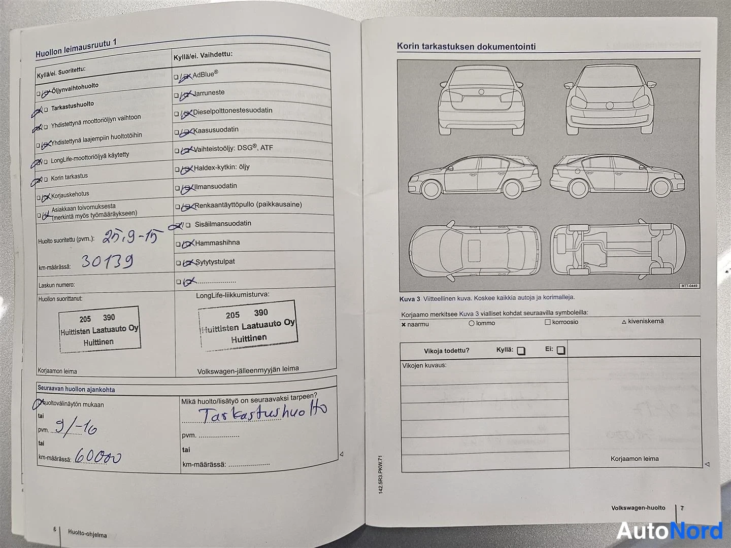 Muu: Volkswagenin huolto-ohjelman huollon leimausruutu 1 ja korin tarkastuksen dokumentointi -sivu; käsinkirjoitut merkinnät huollosta 25.9.–15, 30179 km, sekä seura