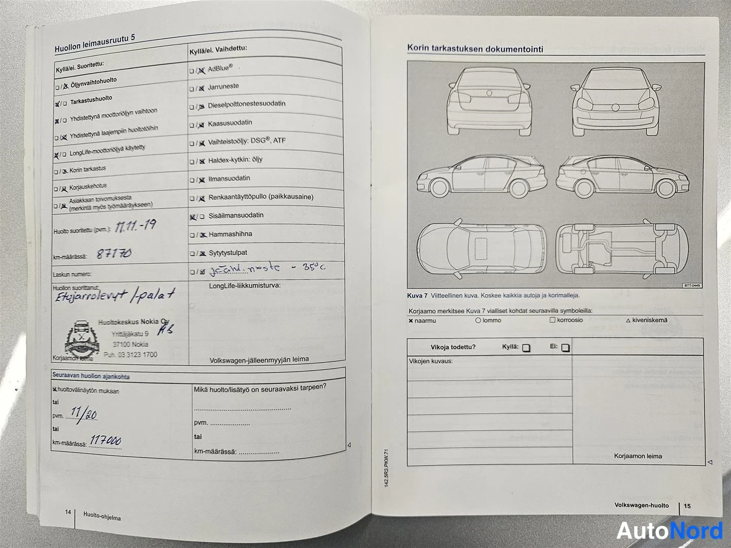 Muu: Auki avattu Volkswagenin huolto-ohjelman sivu: huollon leimasuruutu 5 leimattu 11.11.-19, km-määrä 87170, huoltokeskus Nokia Oy.