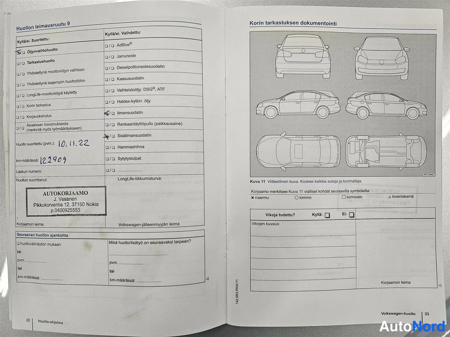 Muu: Volkswagen-huoltokirjan sivut 22–23: huollon leimausruutu 9 täytetty 10.11.22, km-määrä 121909, korjaamo Autokorjaamo J. Vesasen leima, oikealla korintarkistuks
