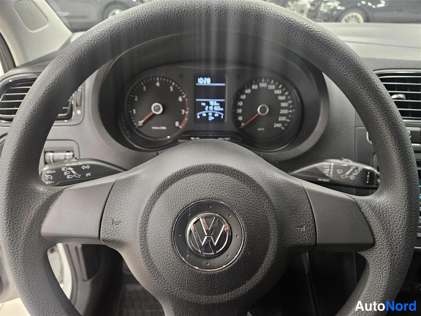 Muu: Volkswagen-ohjauspyörä ja kojelauta: kierrosmittari asteikolla 1–8 ja nopeusmittari asteikolla 10–240 km/h.