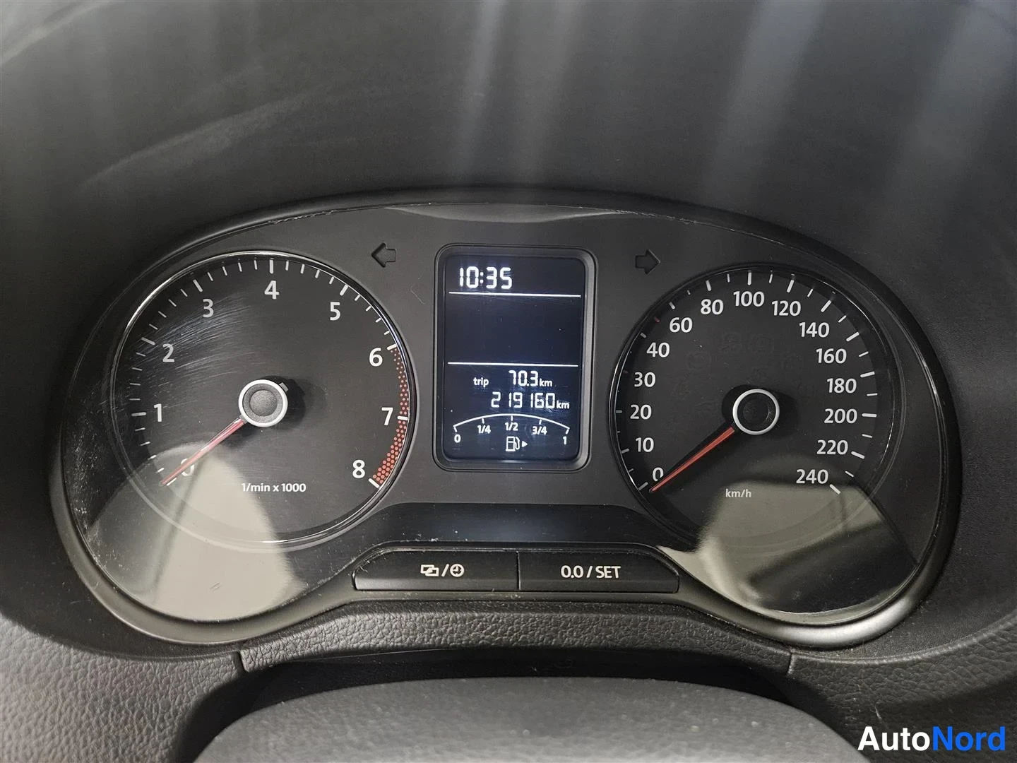 Muu: Kojelaudan mittaristo lähikuvassa: matkanosoitin 70,3 km ja kokonaismatka 219 160 km.