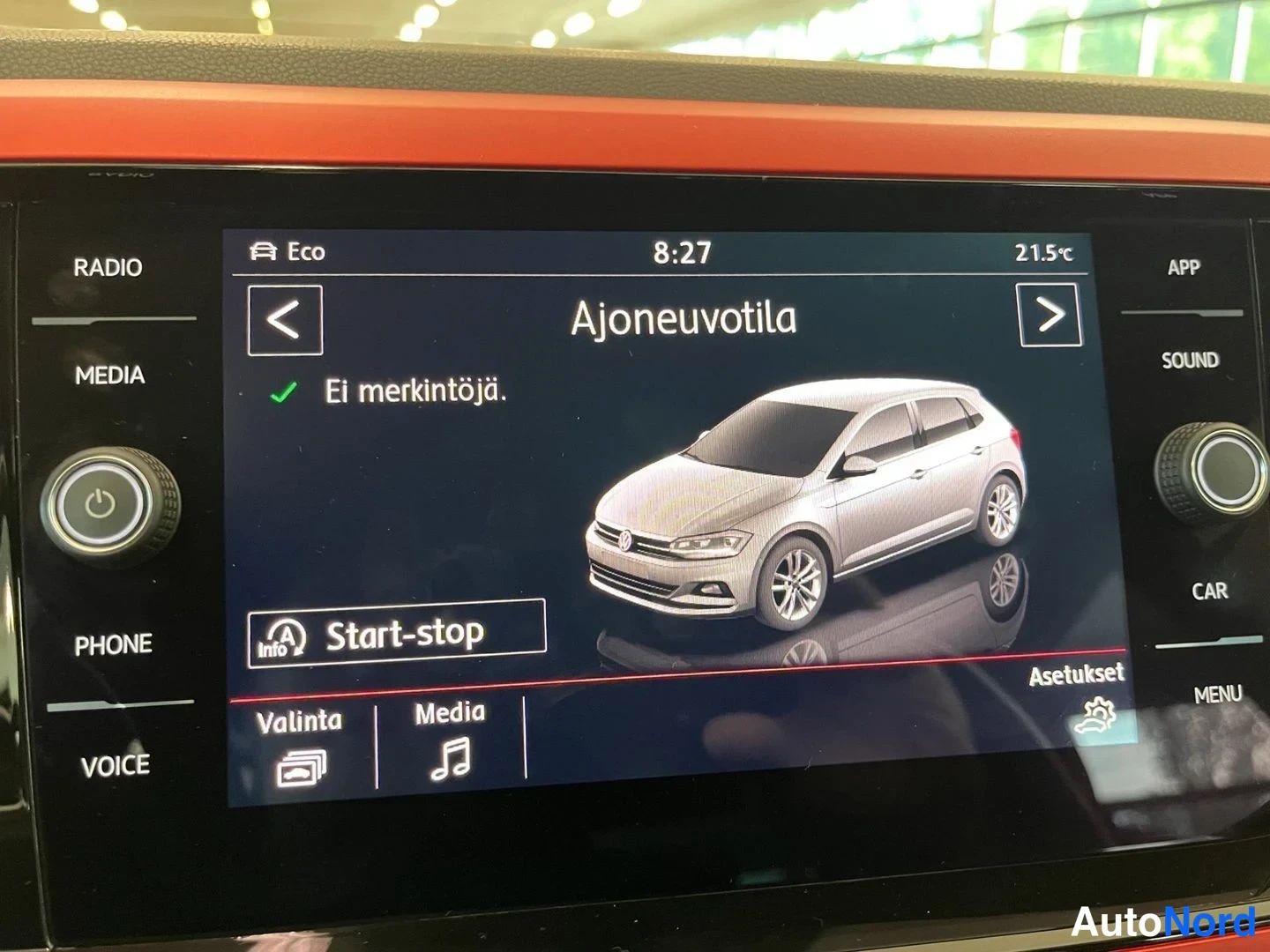 Muu: Auton infotainment-näyttö Ajoneuvotila-näkymässä, jossa lukee 'Ei merkintöjä.' ja kuvassa valkoinen pienoismalli autosta sekä Start-stop-painike.