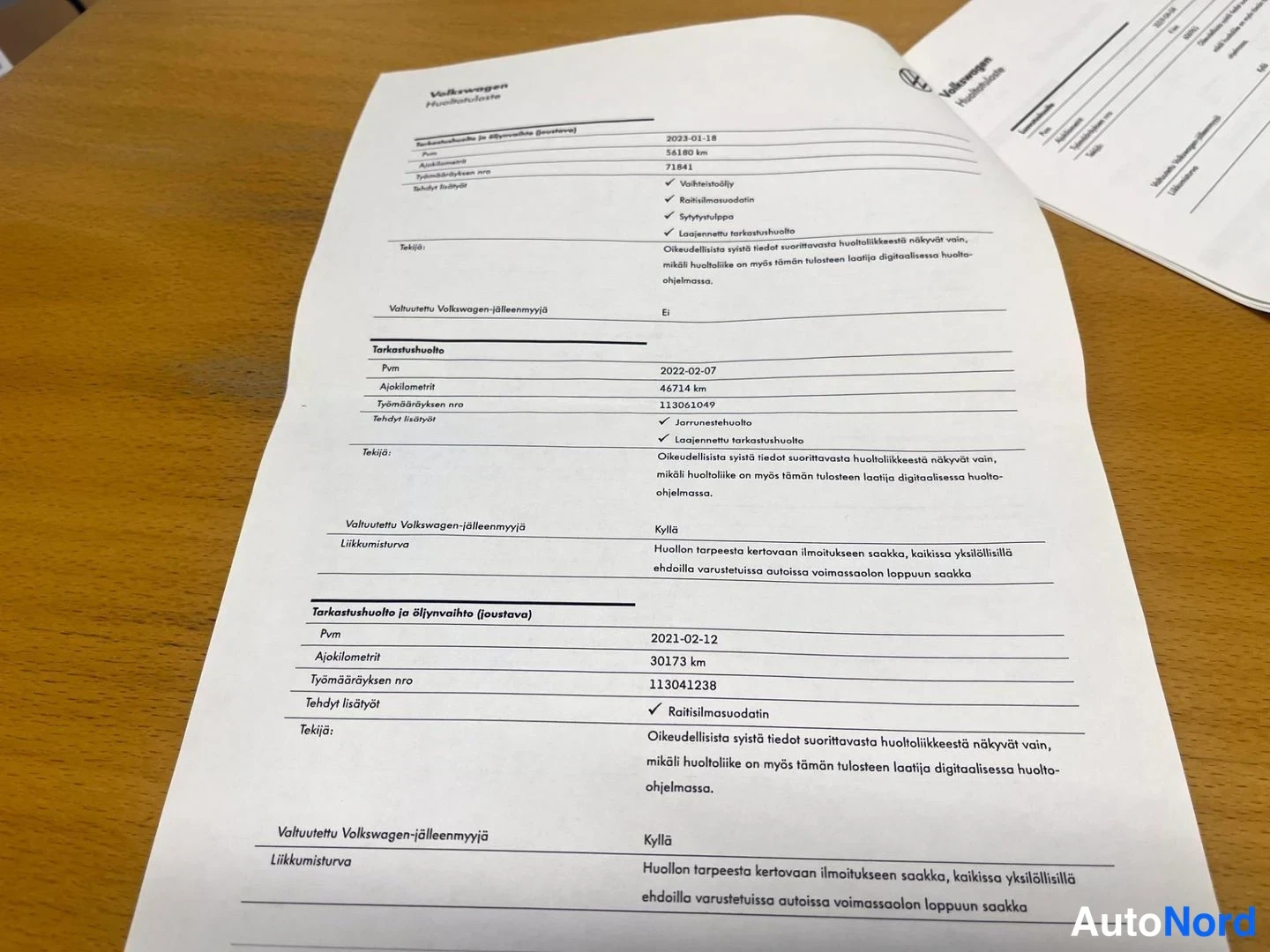 Asiakirja: Volkswagen-huolto-ohjelman tuloste, jossa huolto- ja öljynvaihtotiedot vuosilta 2021–2023