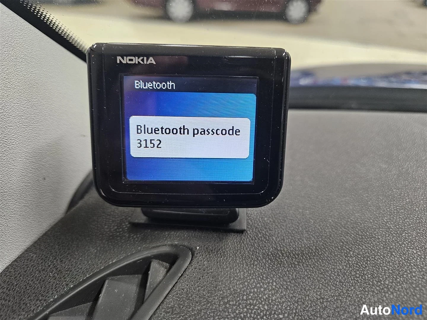 Yksityiskohta: Nokian Bluetooth-näyttö kojelaudassa, teksti 'Bluetooth passcode 3152'