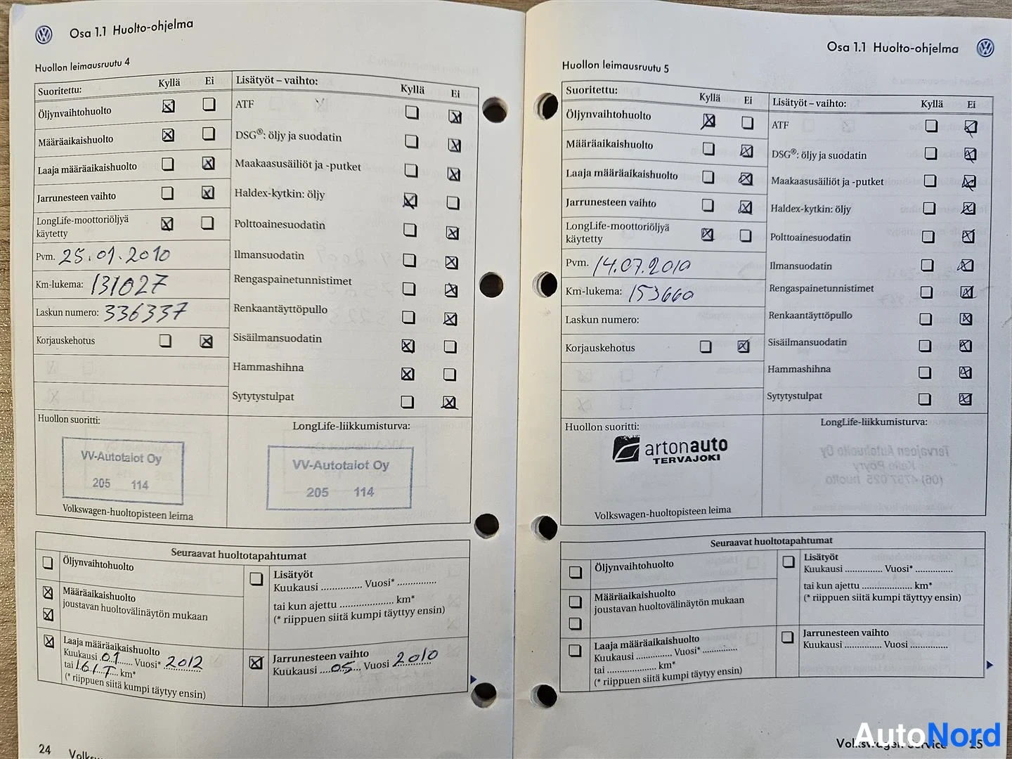 Yksityiskohta: Auki levitetty Volkswagenin huoltokirja, huoltoleimausruudut 4 ja 5 leimoineen ja käsin täytetyine tiedoineen.