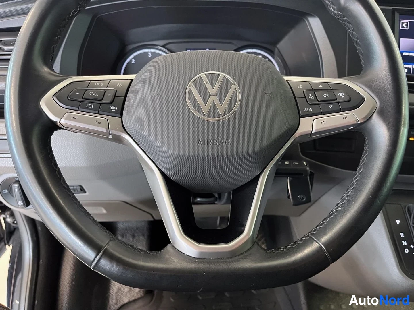 Muu: Lähikuva Volkswagen-ohjauspyörästä, jossa AIRBAG-teksti ja monitoiminäppäimet molemmin puolin