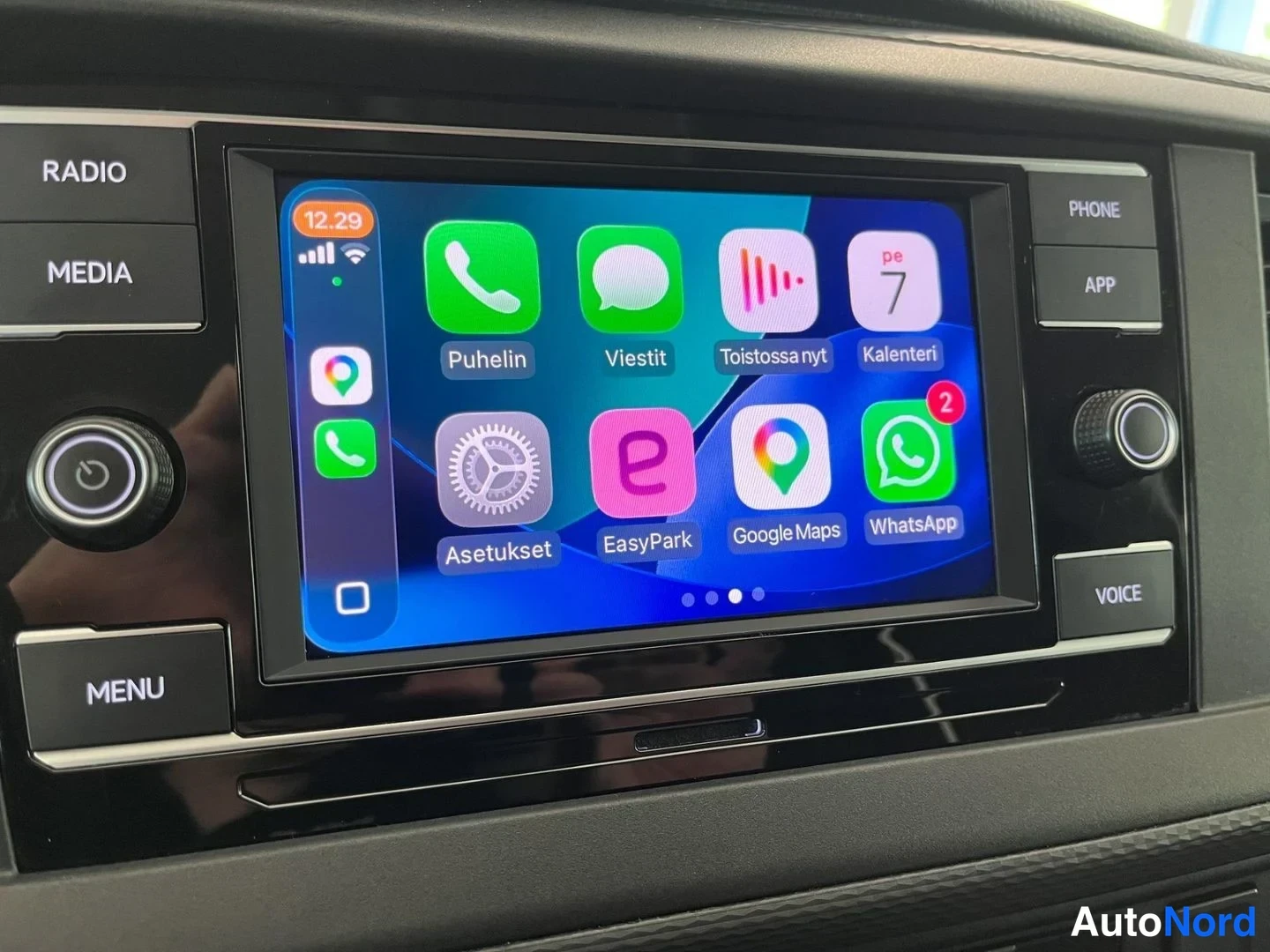 Muu: Infotainment-näyttö Apple CarPlay -käyttöliittymällä: sovellukset Puhelin, Viestit, Toistossa nyt, Kalenteri, Asetukset, EasyPark, Google Maps ja WhatsApp, kell