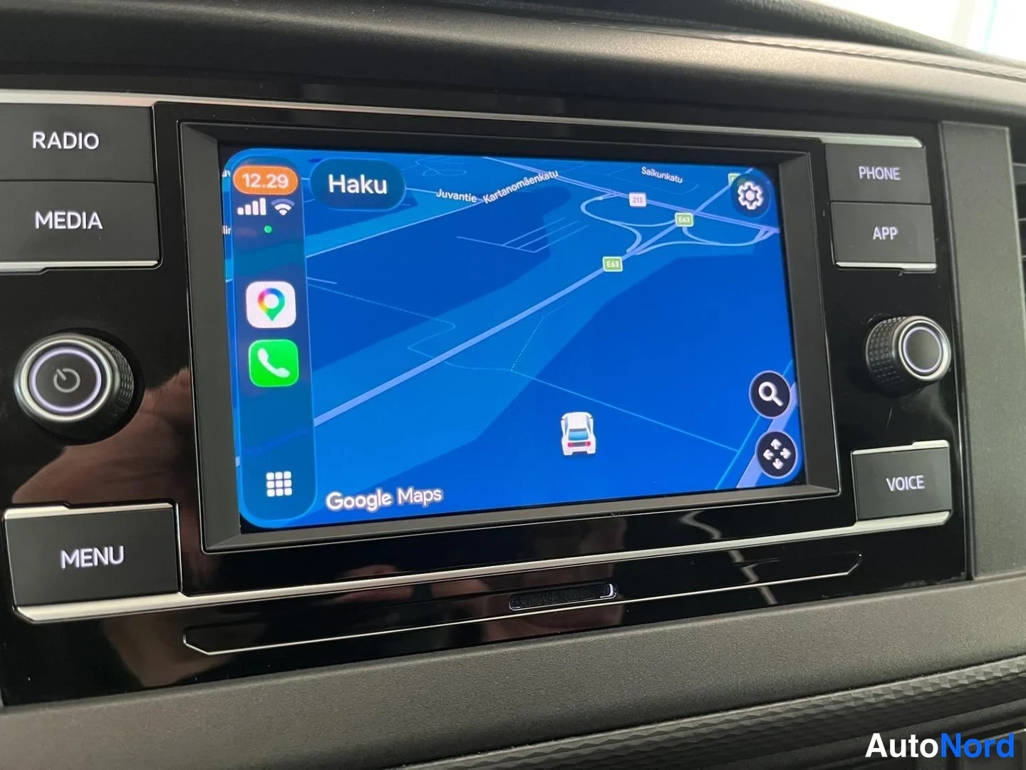 Muu: Infotainment-näytössä Google Maps karttanäkymä Suurkenttätien ja Salorinantien kohdalla, hakupainike Haku ja vasemmassa palkissa CarPlay-sovelluskuvakkeet.