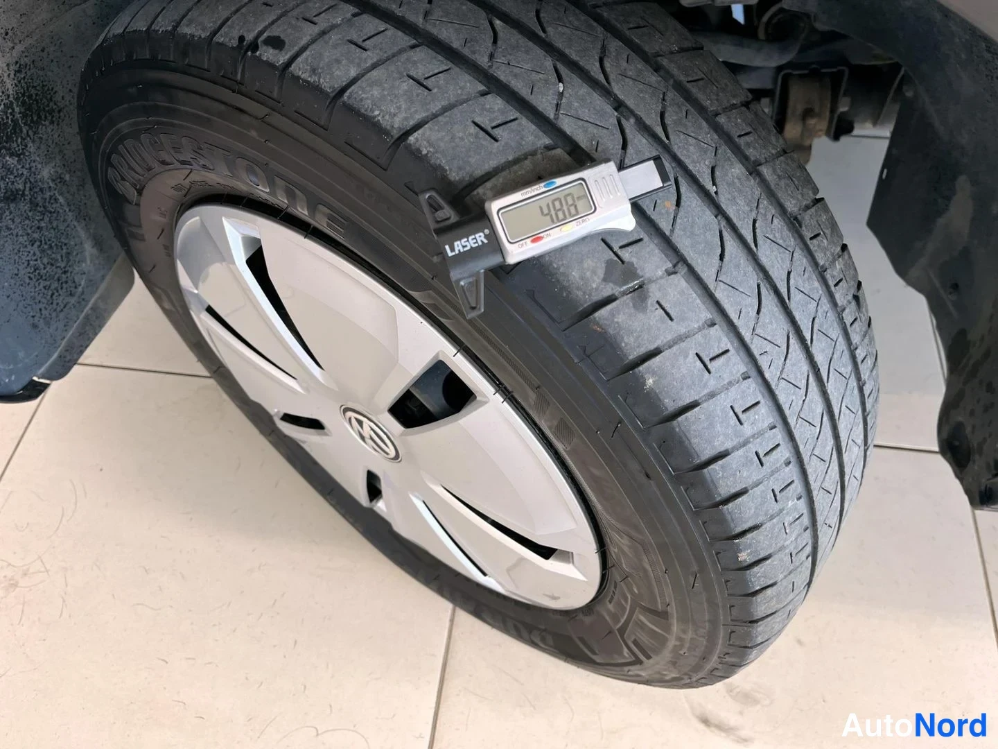 Yksityiskohta: Volkswagenin levy wire, jossa Bridgestone-vene ja LASER-uramittari näyttää arvon 4,8 mm; mahtii näyttää veneen syvyys.