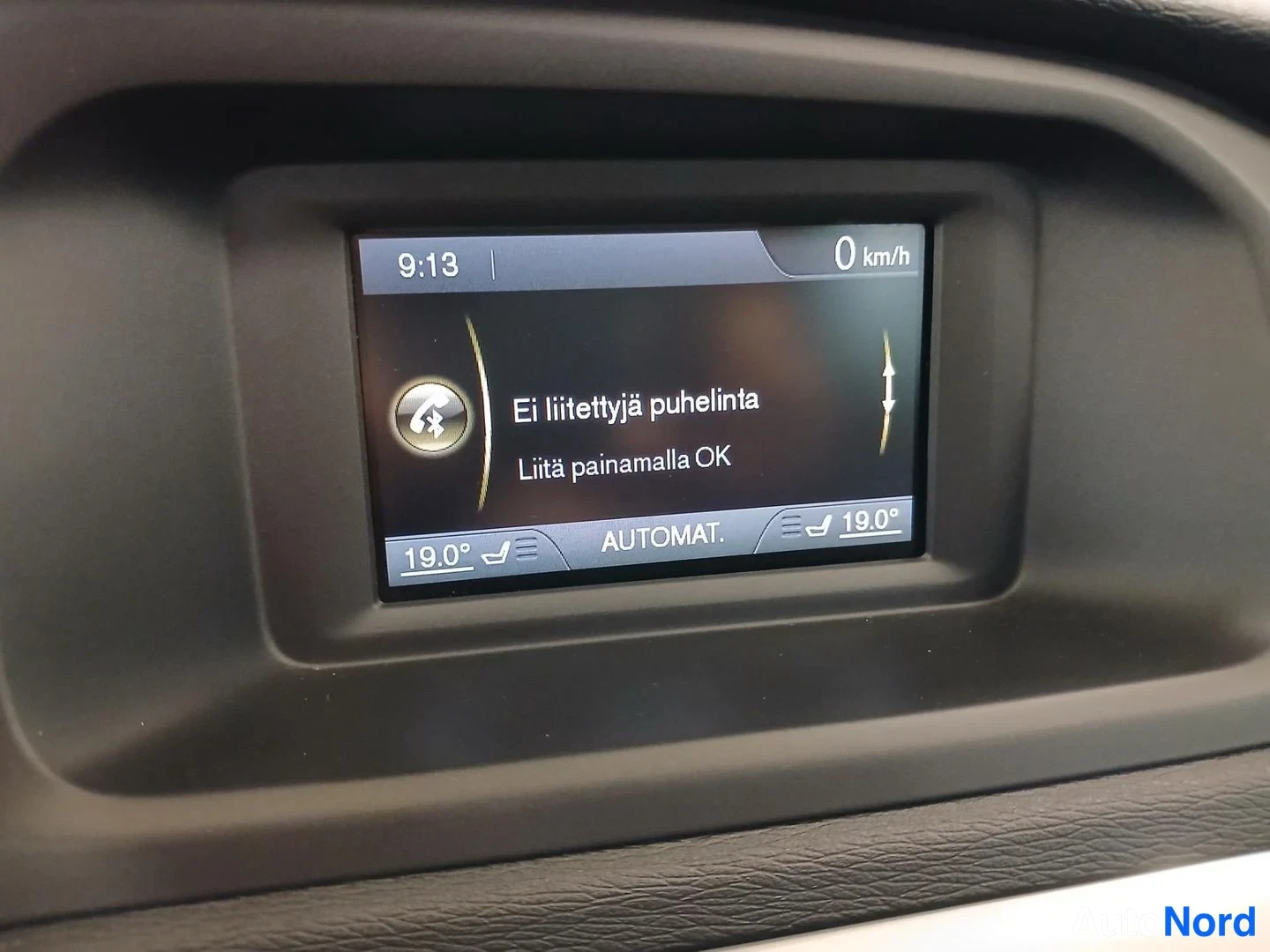 Yksityiskohta: Näyttö ilmoittaa Ei liitettyjä puhelinta, 0 km/h ja 19,0 astetta