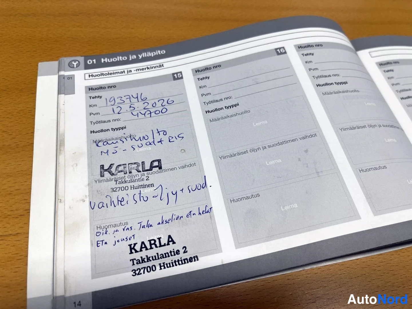 Yksityiskohta: Huoltokirjan sivu 15: KARLA-leima, käsin merkitty huolto 12.5.2026 km 193746 ja huomautuksia.