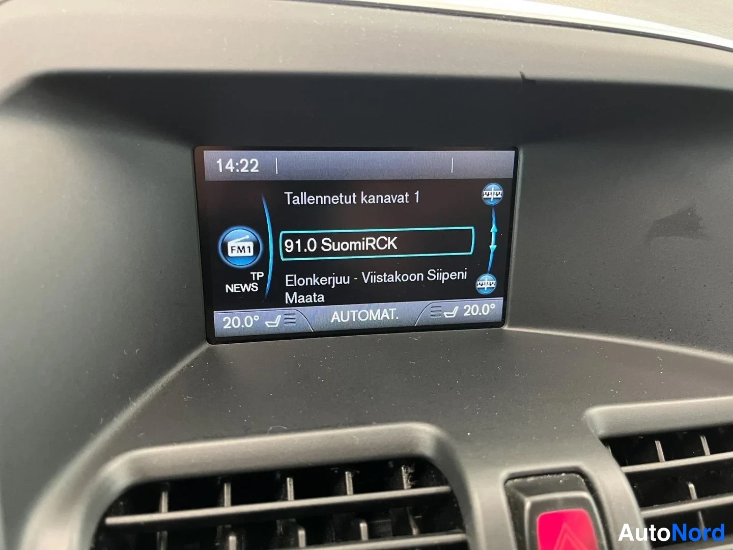 Muu: Kojelaudan näyttö näyttää radiota FM1-kanavalla 91.0 SuomiRCK ja automaatikkailmastoinnin 20,0 astetta.