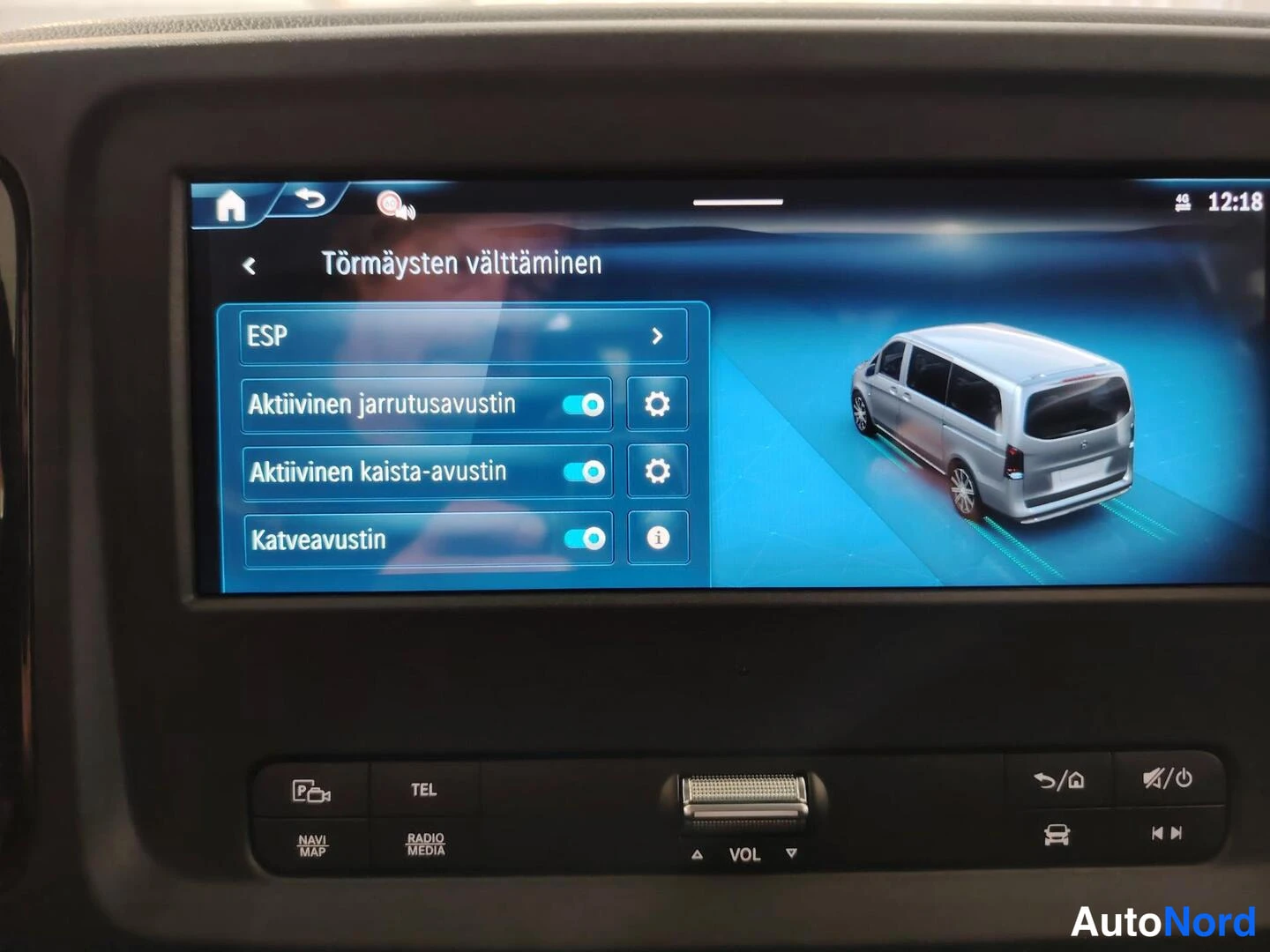 Muu: Lähikuva Mercedes-Benz Vito -auton näytön asetuksista: Törmäysten välttaminen -valikko ESP, Aktiivinen jarrutusavustin, Aktiivinen kaista-avustin ja Katveavusti