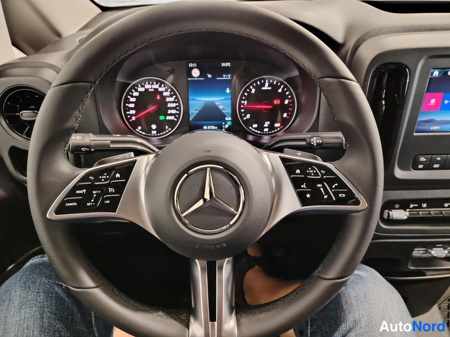Muu: Ohjaamon sisäkuva: Mercedes-tuplasäädettävä ohjauspyörä, osittain digitaalinen mittaristo (12.21, 19,5 °C), pyörän puolella ohjainnapa ja laitteisto napeineen R