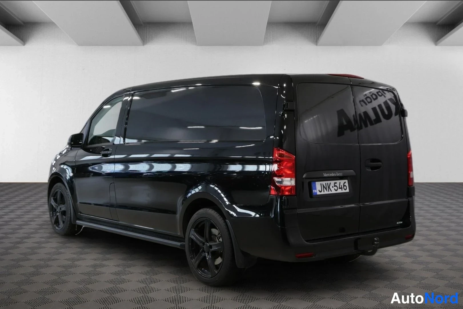 Takaviisto: Musta Mercedes-Benz Vito takaviistosta vasemmalle, rekisterikilpi.