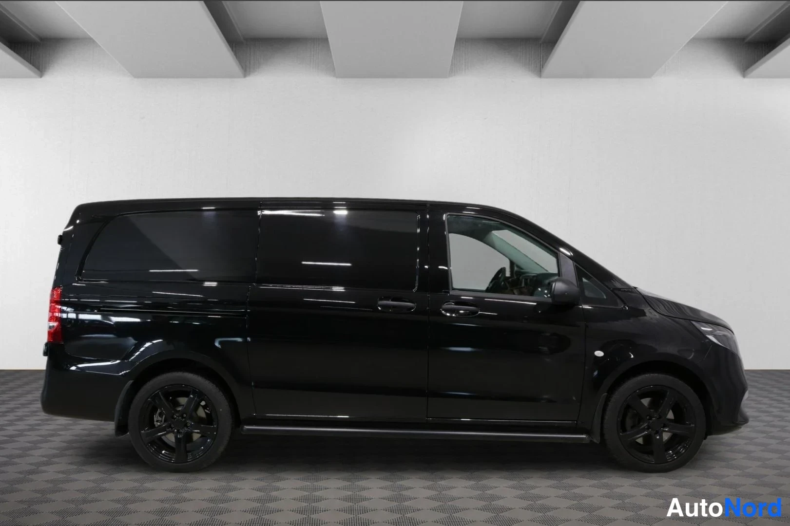 Sivulta: Mustan Mercedes-Benz Vito -pakettiauton vasen kylki täysin sivulta kuvattuna.