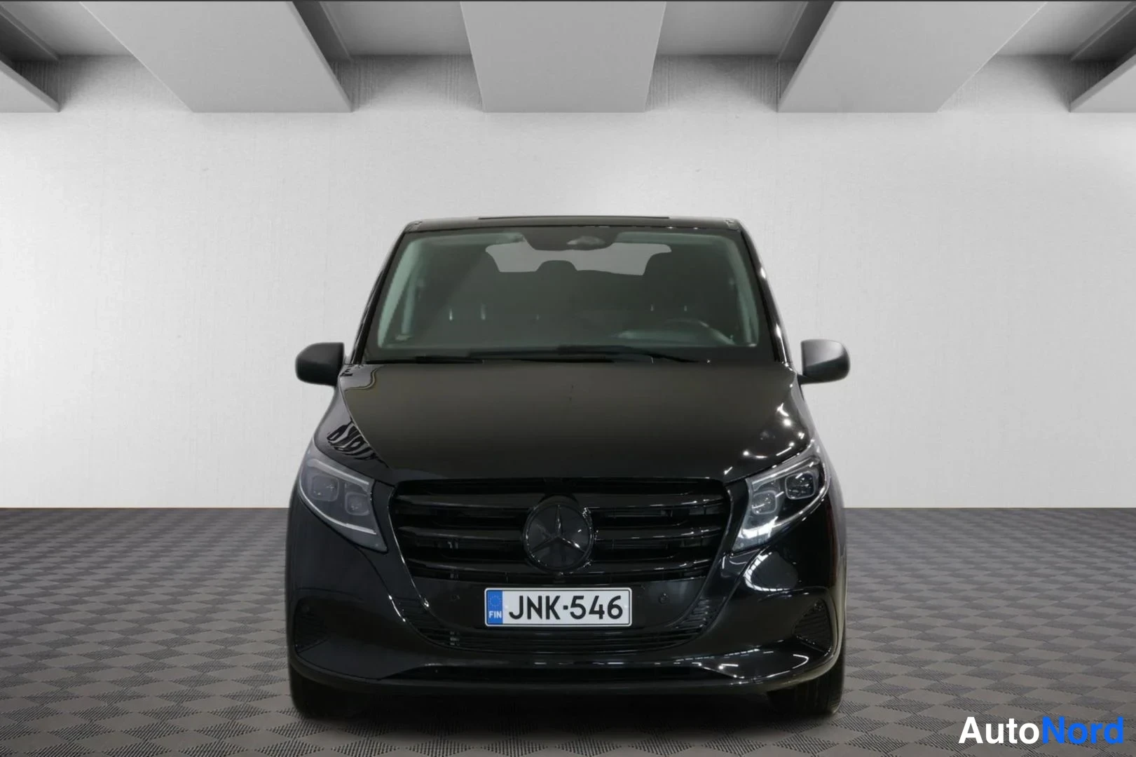 Edestä: Mustan Mercedes-Benz Vito -pakettiauton etusta suoraan kuvattuna, rekisteritunnus.