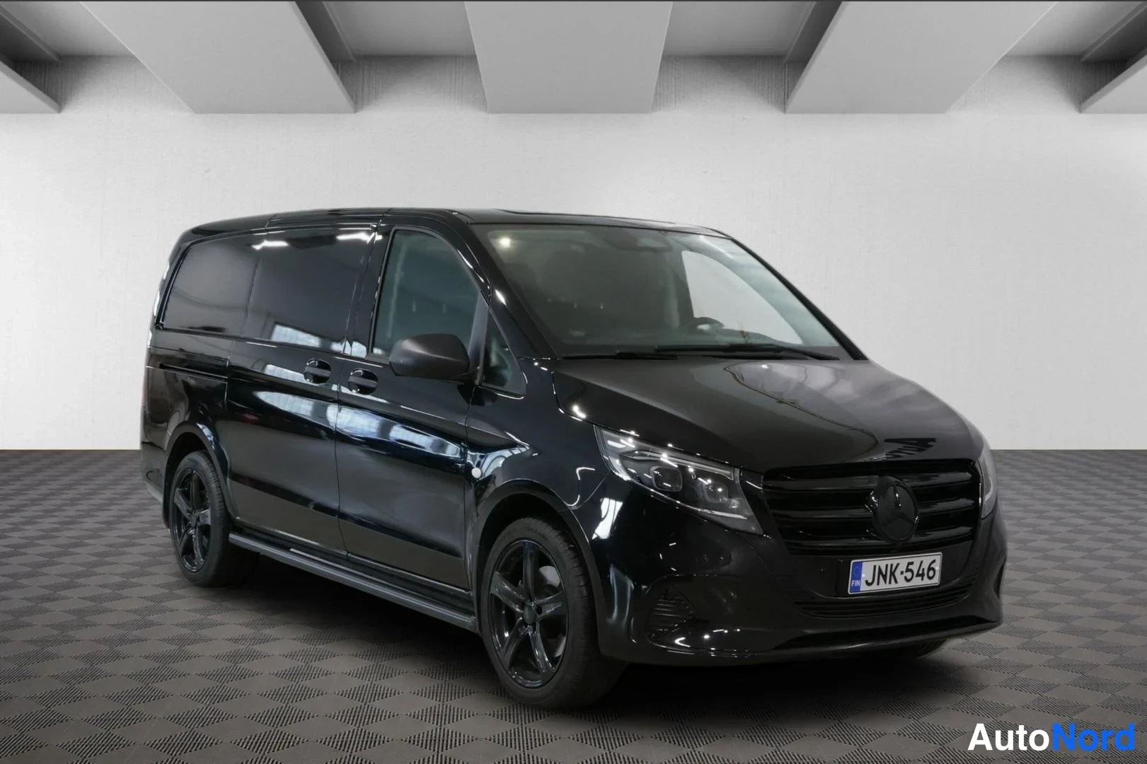 Etuviisto, nokka oikealle: Mustan Mercedes-Benz Vito -pakettiauton keulan ja oikean kyljen kulmakuva, rekisteritunnus.